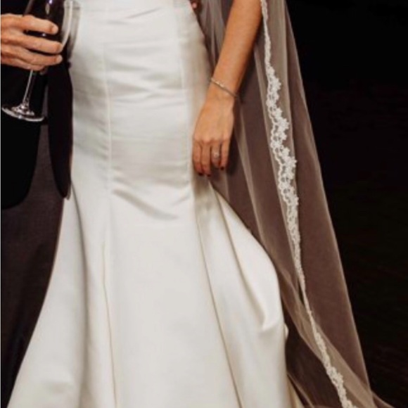 Ivory Wedding Gown Mermaid silhouette with Sweetheart Neckline size 4/6 - Picture 5 of 16